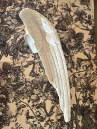 Image 7 of Magnifique aile d’ange en biscuit, objet ancien!
