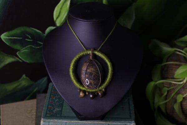 Image of Green linen black moonstone necklace