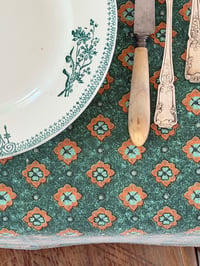 Image 5 of Nappe aux tons verts à motifs