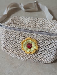 Image 2 of Sac banane paille synthétique et broche au crochet fait mains