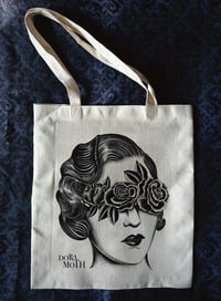 Tote Bag Chica con rosas en los ojos