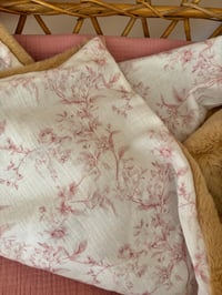 Image 4 of COUVERTURE IMPRIMÉ JOUY ROSE FOURRURE AU CHOIX