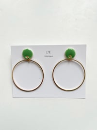 Paire de boucles d’oreilles céramique et plaqué or créoles GM vert pomme 