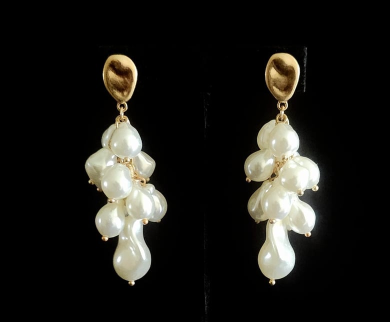 Image of White Freshwater Pearl Pierced Earrings 