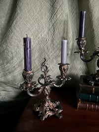 Image 2 of Magnifique paire de chandeliers en bronze plaqué argent, style rocaille, fin XIXème siècle