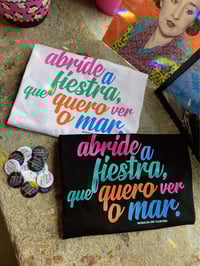 Image 2 of Camiseta ABRIDE A FIESTRA. Cor negra. UNISEX. Varias tallas.