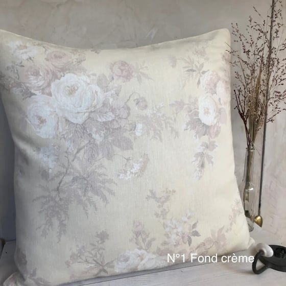 Image of -30% Housse de coussin en lin roses grège sur fond crème 50/50cm 27,30 au lieu de 39€