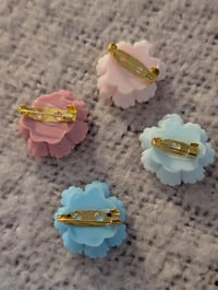 Image 2 of Broche fleur japonaise au choix 