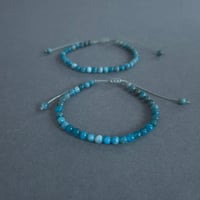 Image 4 of Bracelet ajustable apatite bleue sur cordon