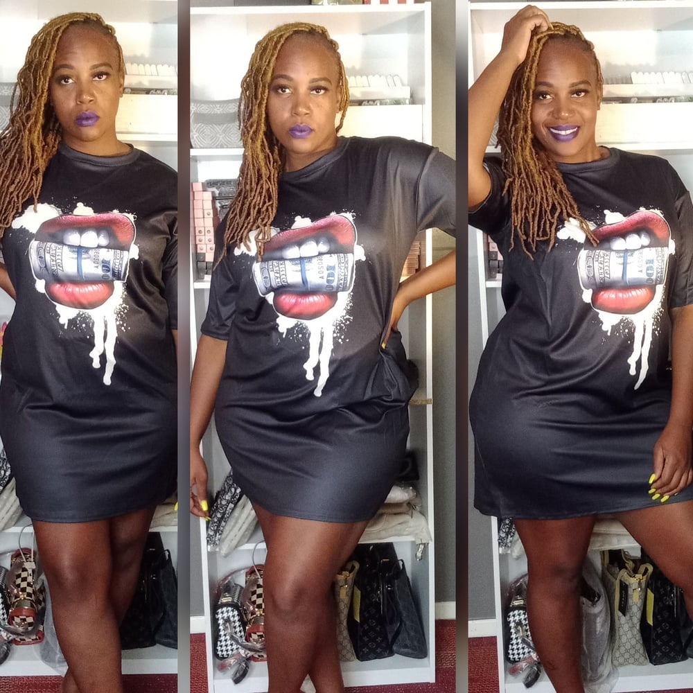 Image of Plus Size Casual O Neck Lip Print Black Mini T-shirt Dress