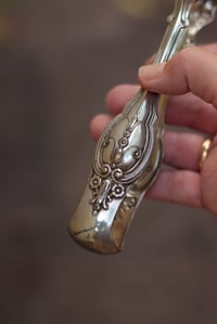 Image 3 of grosse Zuckerzange, Historistisch, mit Dachspfoten und Monogram 