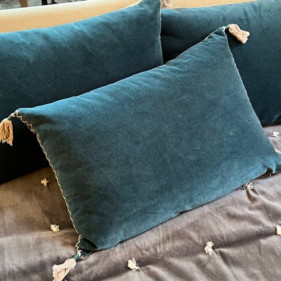 Image of Coussin Mattéo Velours & Lin Bleu pétrole 40 / 60cm 