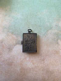 Image 3 of Livre miniature, pendentif souvenir Art Nouveau 1920, plaqué argent poinçon carré. 