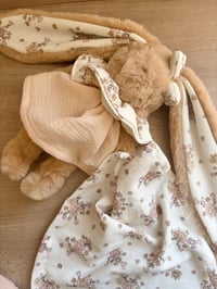 Image 1 of DOUDOU MOTIF FLEURI ET SON LANGE