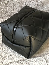 Image 7 of Kosmetyczka Eco skóra pikowana czarna w rozmiarze MIDI