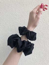 Image 5 of SCRUNCHIE OVERSIZED BLACK/CZARNY