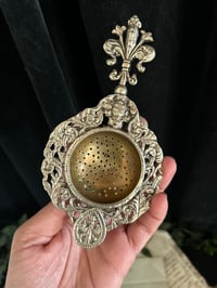 Image 2 of Sublime passe-thé, fleur de Lys, plaqué argent, XIXème siècle