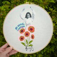 Image 1 of “Me quedo contigo” – Bastidor collage bordado de Rosalía (25 cm)