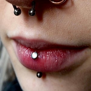 VERTICAL LABRET PIERCING SERVICES