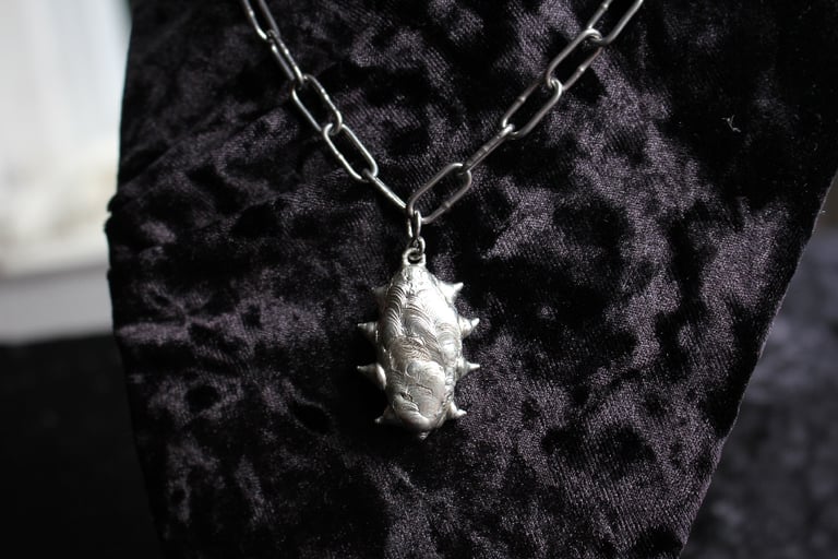 dead good ladybirds spiky necklace Image 5