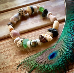 Image of Huilau (mixed) Hawaiian shell bracelet with a Tahitian pearl and seaglass size 7 1/2