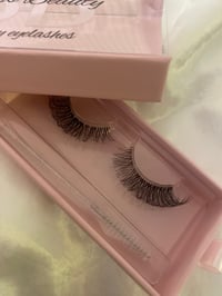 Image 1 of Glamour style lash