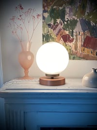 Image 5 of Lampe laiton cuivré et globe blanc mat 