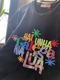 Image 1 of Camiseta bordada a man. HAI UNHA GALEGA NA LÚA negra. VARIAS TALLAS.