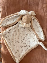 Image 1 of DOUDOU ENVELOPPANT MOTIF BRINDILLE ET BEIGE 