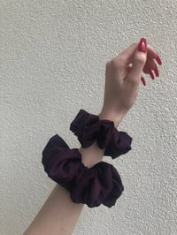 Image 7 of SCRUNCHIE OVERSIZED + STANDARD PLUM/ŚLIWKA