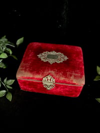 Image 2 of Magnifique coffre à bijoux du XIXÈME siècle, en velours rouge et soie rouge capitonnée!