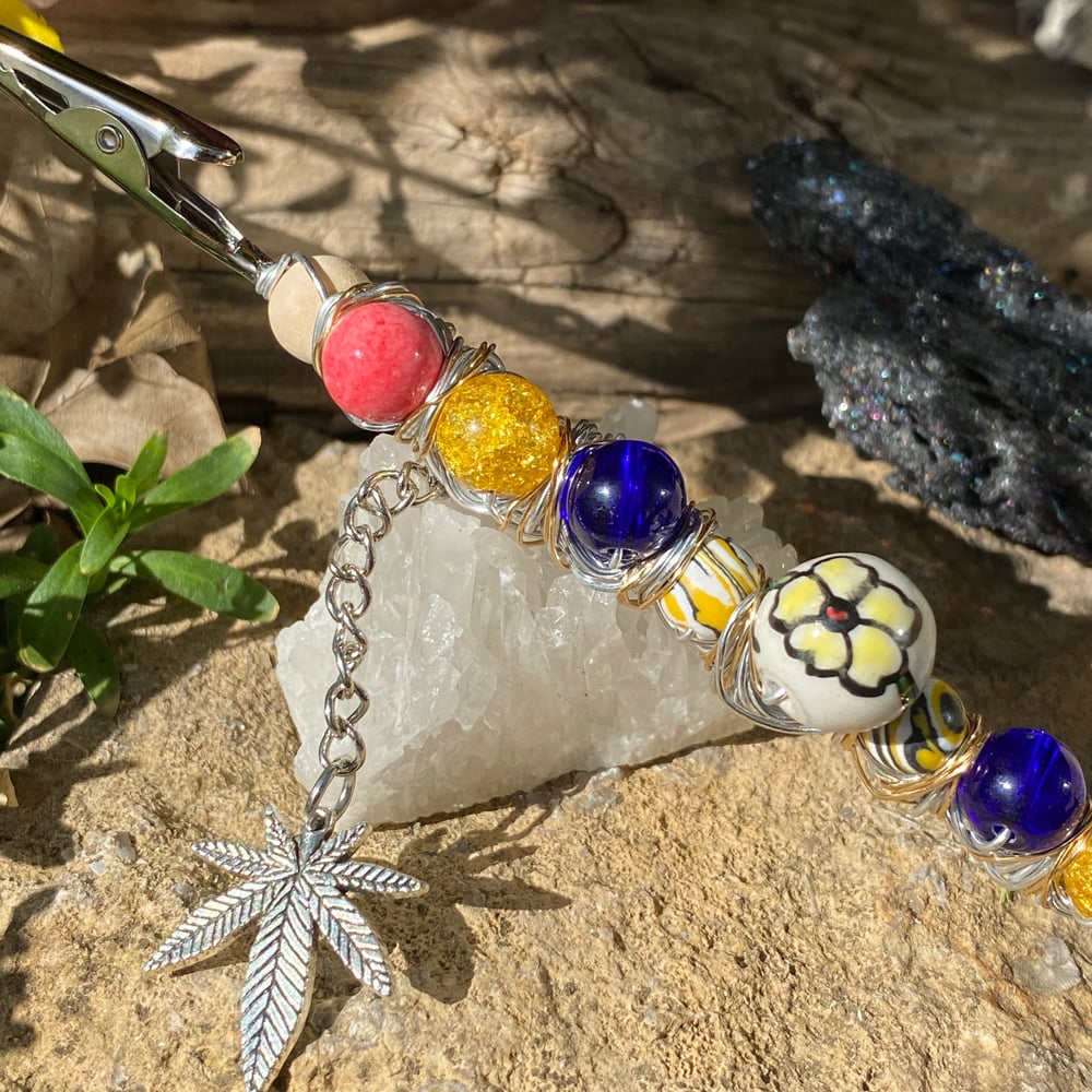 Image of primary petunia roach clip