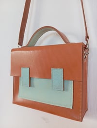 Image 3 of Cartable Josef en cuir Camel et sirène