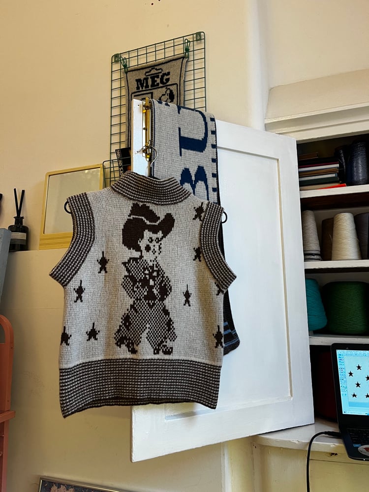 COWBOY TOOTIN SLEEVELESS SWEATER