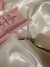 Image 2 of Allure style lash