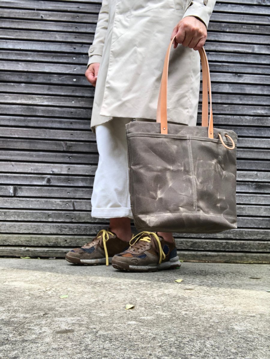 Image of Tote bag made in waxed canvas with vegtable tanned leather shoulder straps