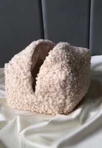 Image 5 of Kosmetyczka Bouclé ECRU w rozmiarze MIDI