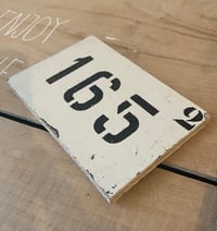 Image 3 of Petite plaque en bois numérotée.
