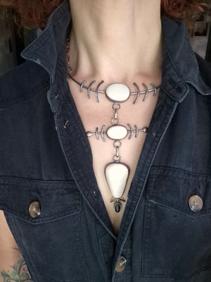 White and black pebbles necklace 