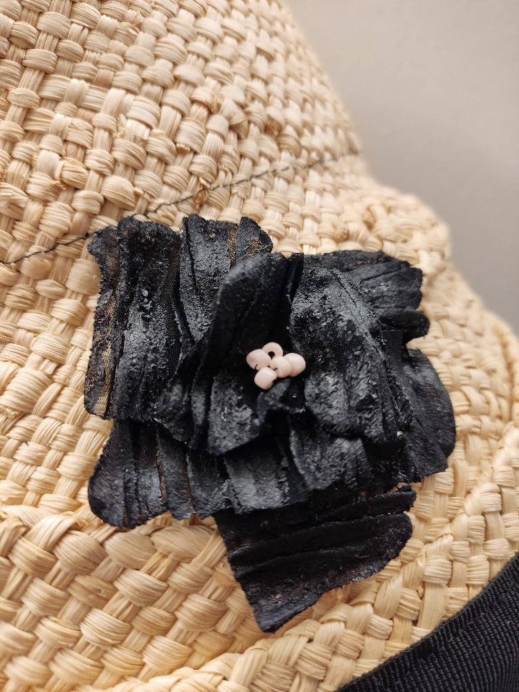 Image of Cloche in paglia dettagli neri