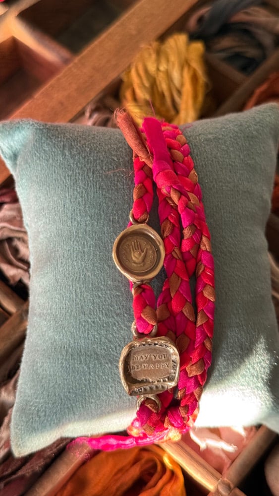 Image of Sigilli su trecce di seta