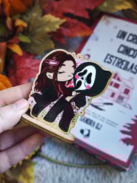 Standee de madera 'Un crimen cinco estrellas'