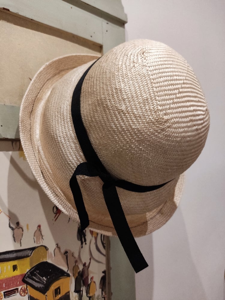 Image of Cappello parasisal panna con nastro nero