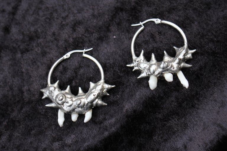 Dead good fox teeth hoop earrings Image 6