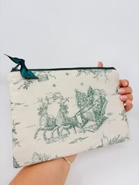 Image 3 of Pochette à livre LA LECTRICE Coton toile de Jouy vert sapin