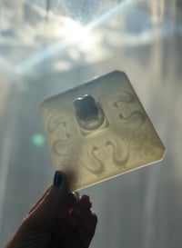 Image 4 of Boîte en opaline, décor de chimères et feuilles d’acanthes, 1950