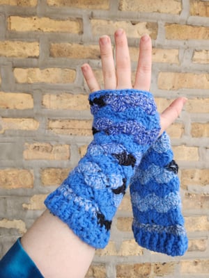 blue/black shell stitch arm warmers