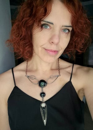 Black and white pebbles necklace 