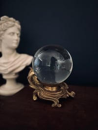 Image 3 of Boule de cristal de bohème de 12cm et son support en régule doré XIXème siècle