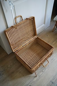 Image 4 of Valise en rotin